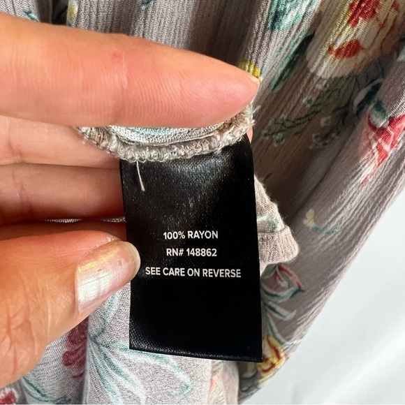 Torrid Top Womens High Low Pullover Tunic Cold Shoulder Floral V-Neck Gray Sz: 4 - Picture 11 of 13